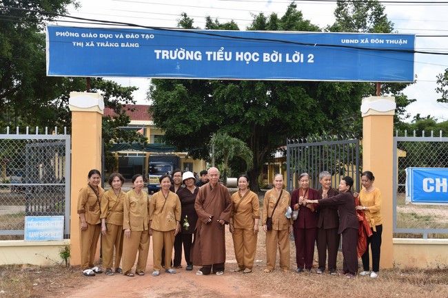 Ban từ thiện: Tặng quà Trung thu cho học sinh các trường tiểu học tại tây Ninh