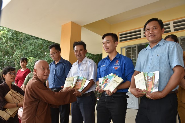 Ban từ thiện: Tặng quà Trung thu cho học sinh các trường tiểu học tại tây Ninh