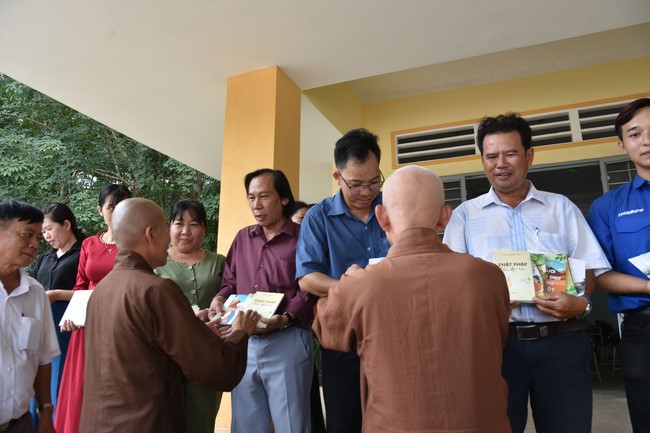 Ban từ thiện: Tặng quà Trung thu cho học sinh các trường tiểu học tại tây Ninh