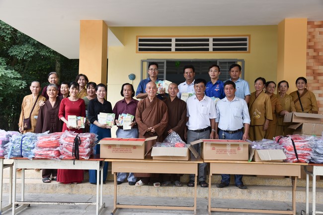 Ban từ thiện: Tặng quà Trung thu cho học sinh các trường tiểu học tại tây Ninh