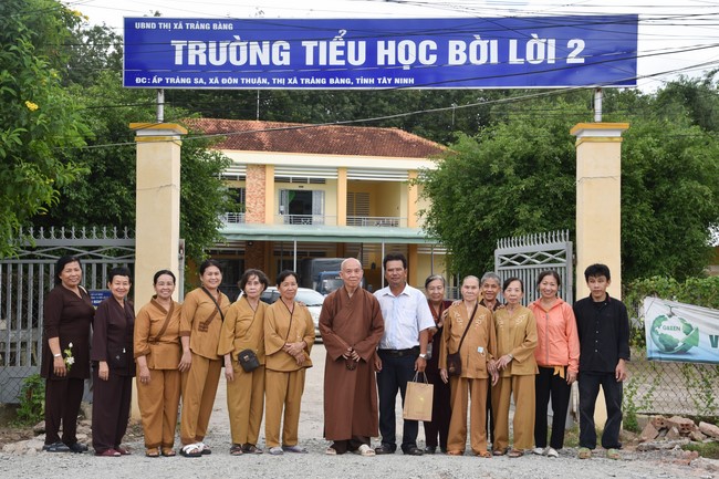 Ban từ thiện: Tặng quà Trung thu cho học sinh các trường tiểu học tại tây Ninh