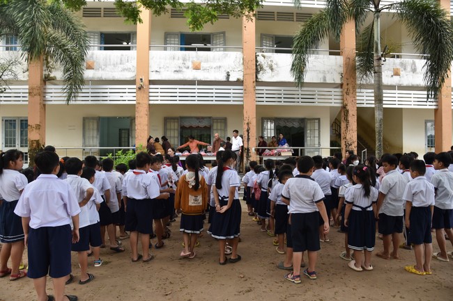 Ban từ thiện: Tặng quà Trung thu cho học sinh các trường tiểu học tại tây Ninh