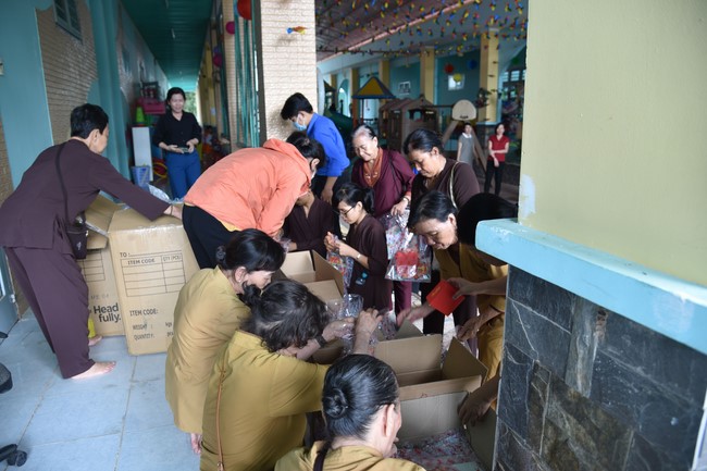 Ban từ thiện: Tặng quà Trung thu cho học sinh các trường tiểu học tại tây Ninh