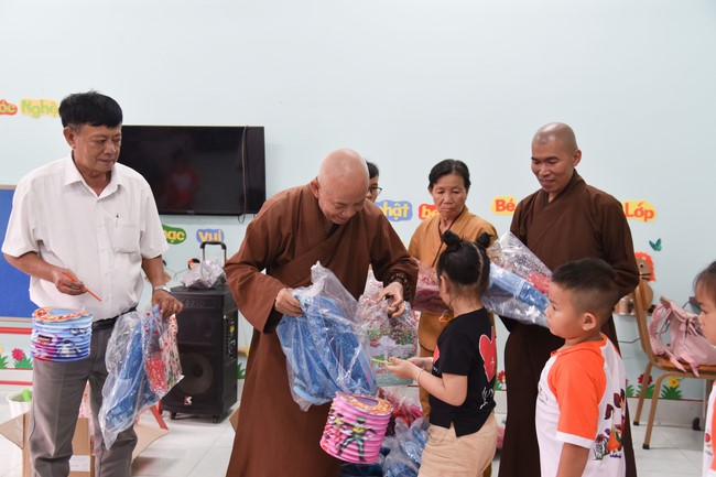 Ban từ thiện: Tặng quà Trung thu cho học sinh các trường tiểu học tại tây Ninh