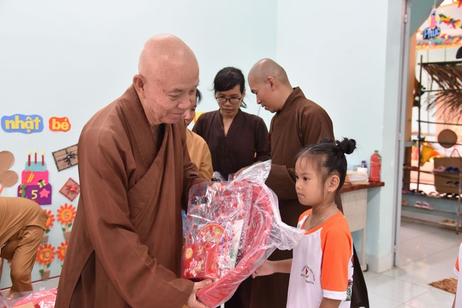 Ban từ thiện: Tặng quà Trung thu cho học sinh các trường tiểu học tại tây Ninh