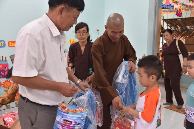 Ban từ thiện: Tặng quà Trung thu cho học sinh các trường tiểu học tại tây Ninh