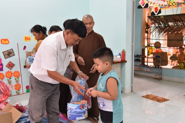 Ban từ thiện: Tặng quà Trung thu cho học sinh các trường tiểu học tại tây Ninh