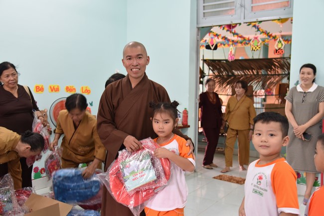 Ban từ thiện: Tặng quà Trung thu cho học sinh các trường tiểu học tại tây Ninh