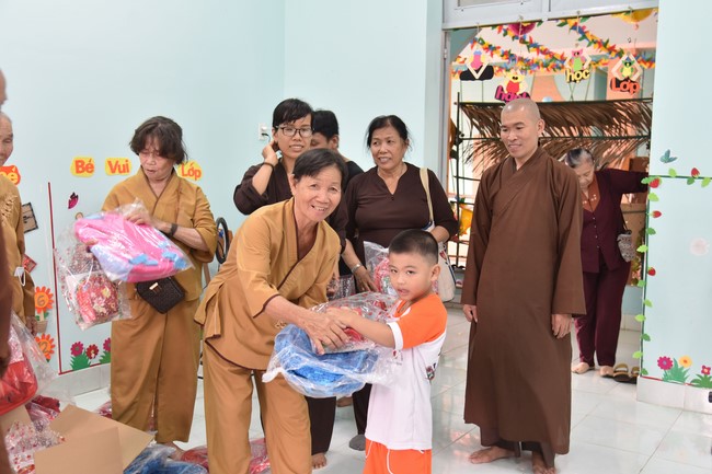 Ban từ thiện: Tặng quà Trung thu cho học sinh các trường tiểu học tại tây Ninh