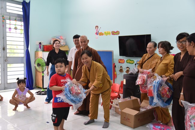 Ban từ thiện: Tặng quà Trung thu cho học sinh các trường tiểu học tại tây Ninh