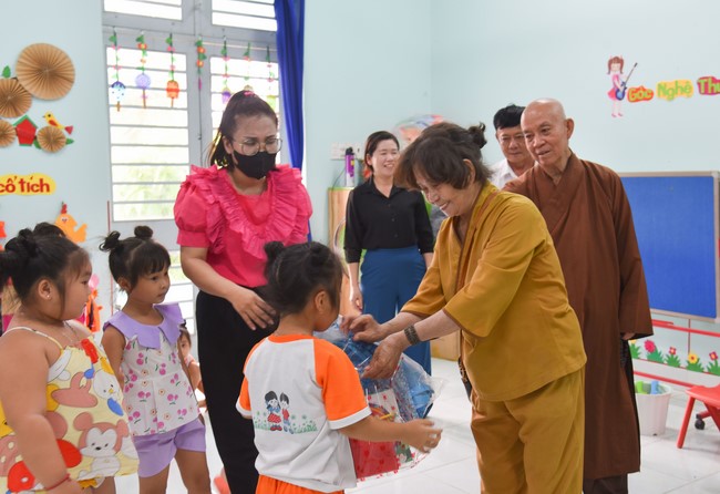 Ban từ thiện: Tặng quà Trung thu cho học sinh các trường tiểu học tại tây Ninh