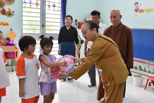 Ban từ thiện: Tặng quà Trung thu cho học sinh các trường tiểu học tại tây Ninh