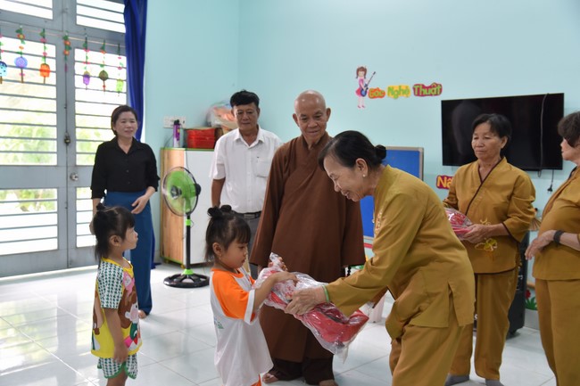 Ban từ thiện: Tặng quà Trung thu cho học sinh các trường tiểu học tại tây Ninh