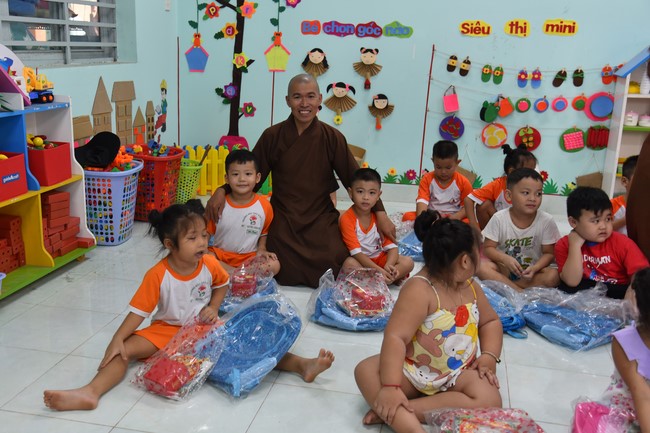 Ban từ thiện: Tặng quà Trung thu cho học sinh các trường tiểu học tại tây Ninh