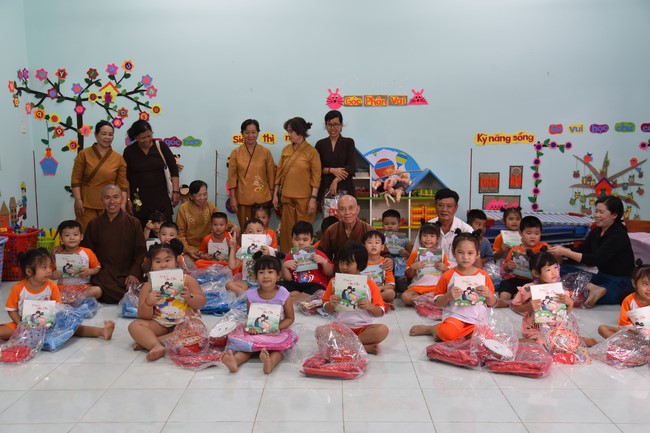 Ban từ thiện: Tặng quà Trung thu cho học sinh các trường tiểu học tại tây Ninh