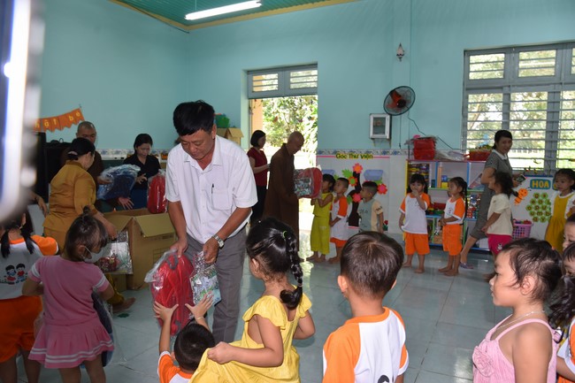 Ban từ thiện: Tặng quà Trung thu cho học sinh các trường tiểu học tại tây Ninh