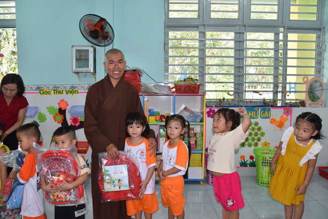 Ban từ thiện: Tặng quà Trung thu cho học sinh các trường tiểu học tại tây Ninh