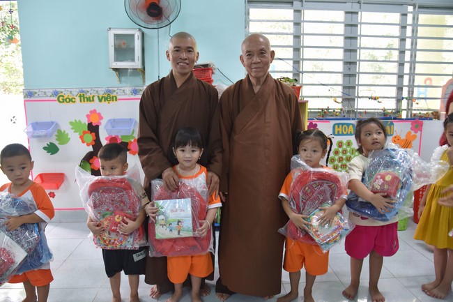 Ban từ thiện: Tặng quà Trung thu cho học sinh các trường tiểu học tại tây Ninh