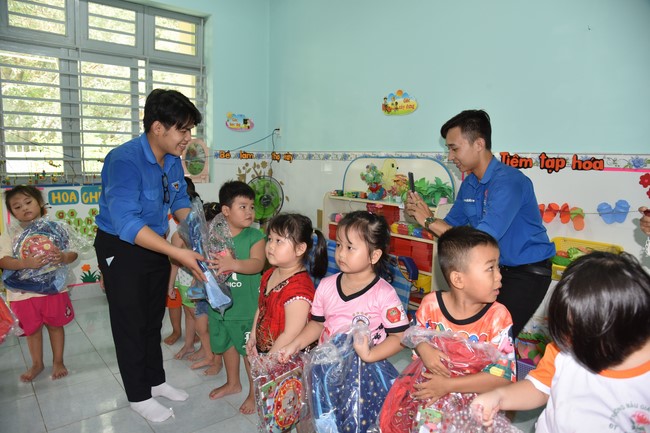 Ban từ thiện: Tặng quà Trung thu cho học sinh các trường tiểu học tại tây Ninh