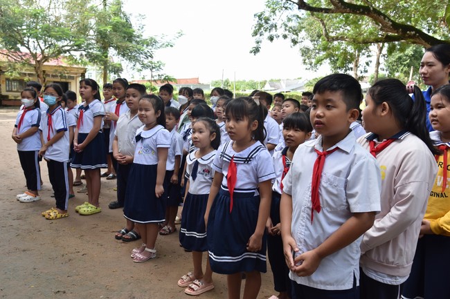 Ban từ thiện: Tặng quà Trung thu cho học sinh các trường tiểu học tại tây Ninh
