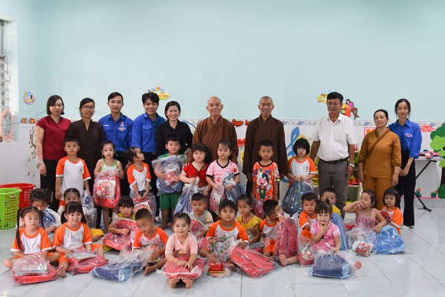 Ban từ thiện: Tặng quà Trung thu cho học sinh các trường tiểu học tại tây Ninh