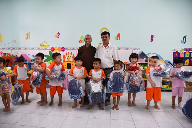 Ban từ thiện: Tặng quà Trung thu cho học sinh các trường tiểu học tại tây Ninh