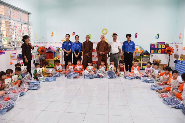 Ban từ thiện: Tặng quà Trung thu cho học sinh các trường tiểu học tại tây Ninh