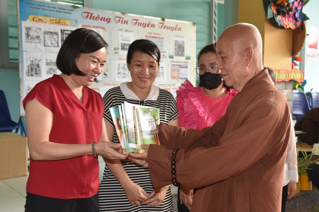 Ban từ thiện: Tặng quà Trung thu cho học sinh các trường tiểu học tại tây Ninh