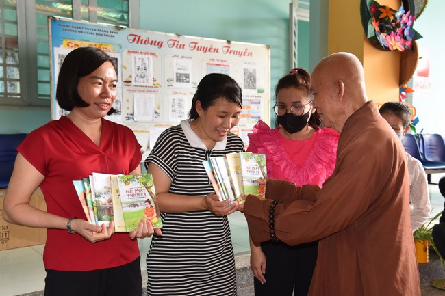 Ban từ thiện: Tặng quà Trung thu cho học sinh các trường tiểu học tại tây Ninh