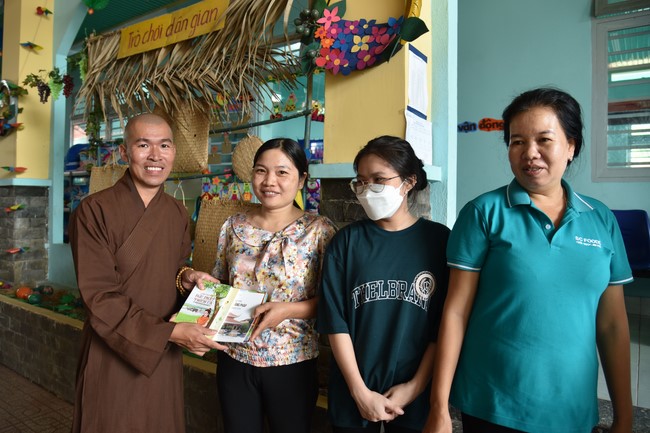 Ban từ thiện: Tặng quà Trung thu cho học sinh các trường tiểu học tại tây Ninh