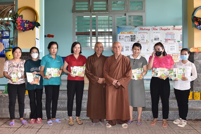 Ban từ thiện: Tặng quà Trung thu cho học sinh các trường tiểu học tại tây Ninh