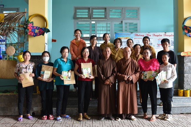 Ban từ thiện: Tặng quà Trung thu cho học sinh các trường tiểu học tại tây Ninh