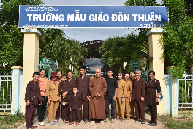 Ban từ thiện: Tặng quà Trung thu cho học sinh các trường tiểu học tại tây Ninh