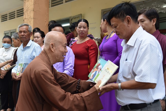 Ban từ thiện: Tặng quà Trung thu cho học sinh các trường tiểu học tại tây Ninh