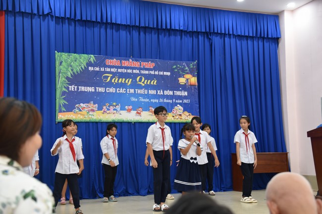 Ban từ thiện: Tặng quà Trung thu cho học sinh các trường tiểu học tại tây Ninh