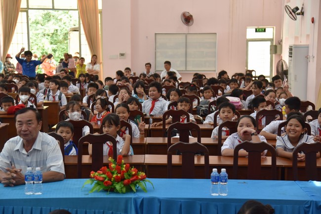 Ban từ thiện: Tặng quà Trung thu cho học sinh các trường tiểu học tại tây Ninh