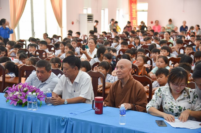 Ban từ thiện: Tặng quà Trung thu cho học sinh các trường tiểu học tại tây Ninh