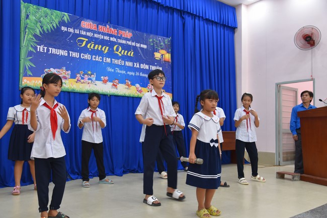 Ban từ thiện: Tặng quà Trung thu cho học sinh các trường tiểu học tại tây Ninh