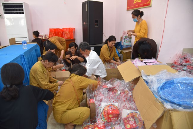 Ban từ thiện: Tặng quà Trung thu cho học sinh các trường tiểu học tại tây Ninh