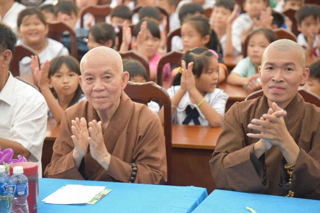 Ban từ thiện: Tặng quà Trung thu cho học sinh các trường tiểu học tại tây Ninh