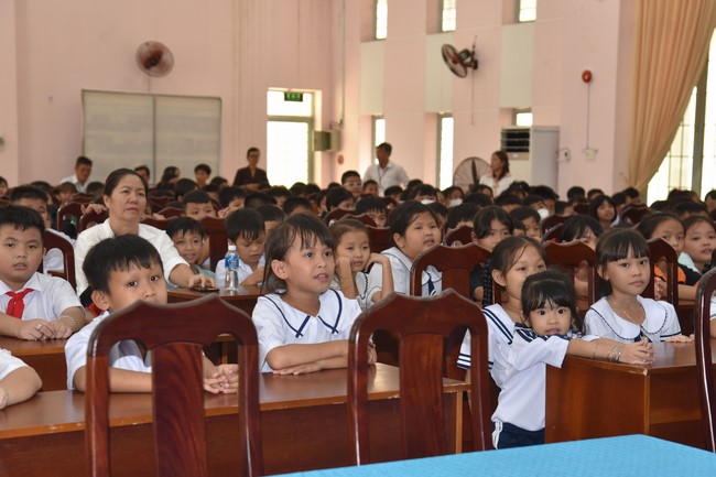 Ban từ thiện: Tặng quà Trung thu cho học sinh các trường tiểu học tại tây Ninh