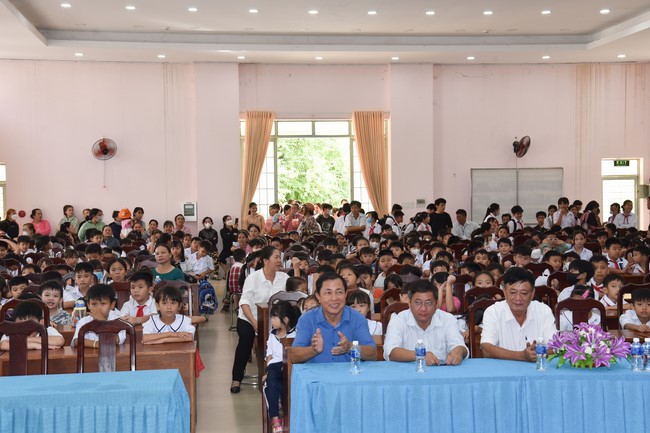 Ban từ thiện: Tặng quà Trung thu cho học sinh các trường tiểu học tại tây Ninh