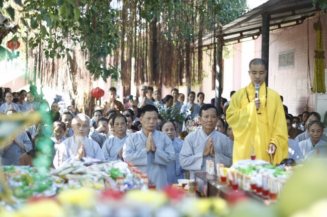 One- day Practice and a requiem ritual at Giai Lam Pagoda - Ha Tinh