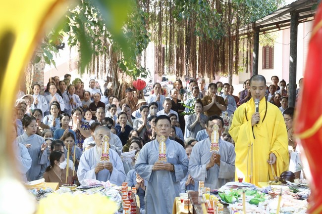 One- day Practice and a requiem ritual at Giai Lam Pagoda - Ha Tinh