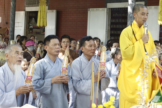One- day Practice and a requiem ritual at Giai Lam Pagoda - Ha Tinh