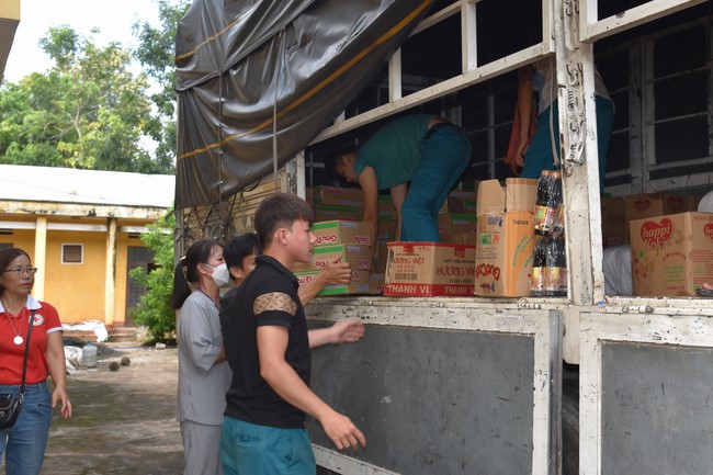 Examining health, giving medicines and gifts to the poor in Dong Tien commune, Binh Phuoc
