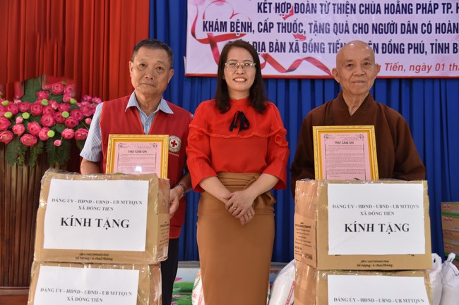 Examining health, giving medicines and gifts to the poor in Dong Tien commune, Binh Phuoc