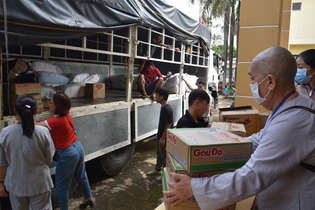 Examining health, giving medicines and gifts to the poor in Dong Tien commune, Binh Phuoc