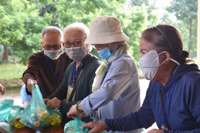 Examining health, giving medicines and gifts to the poor in Dong Tien commune, Binh Phuoc