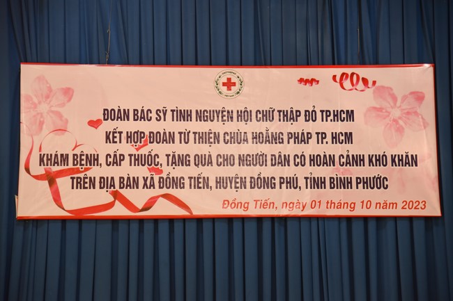 Examining health, giving medicines and gifts to the poor in Dong Tien commune, Binh Phuoc
